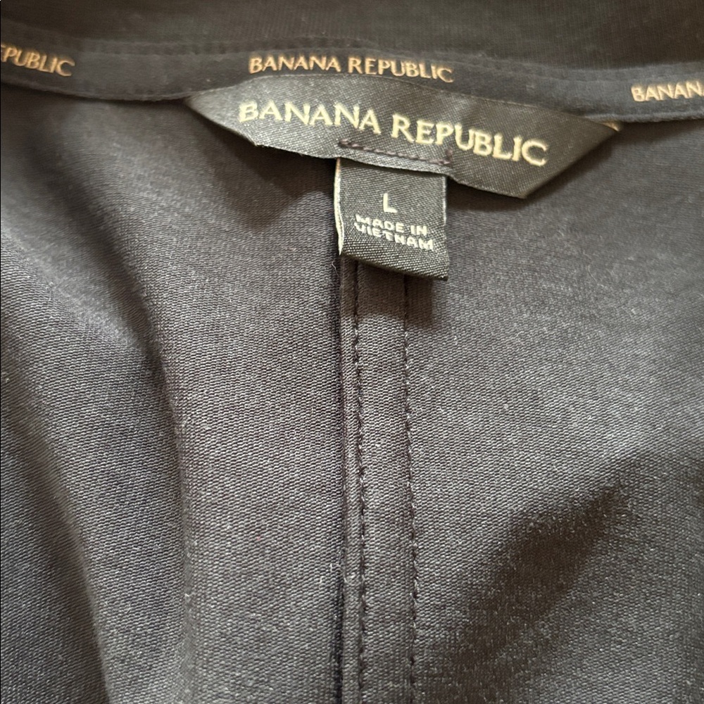 3 Banana Republic Women's V-Neck Tops - Black and Cream - Picture 4 of 8